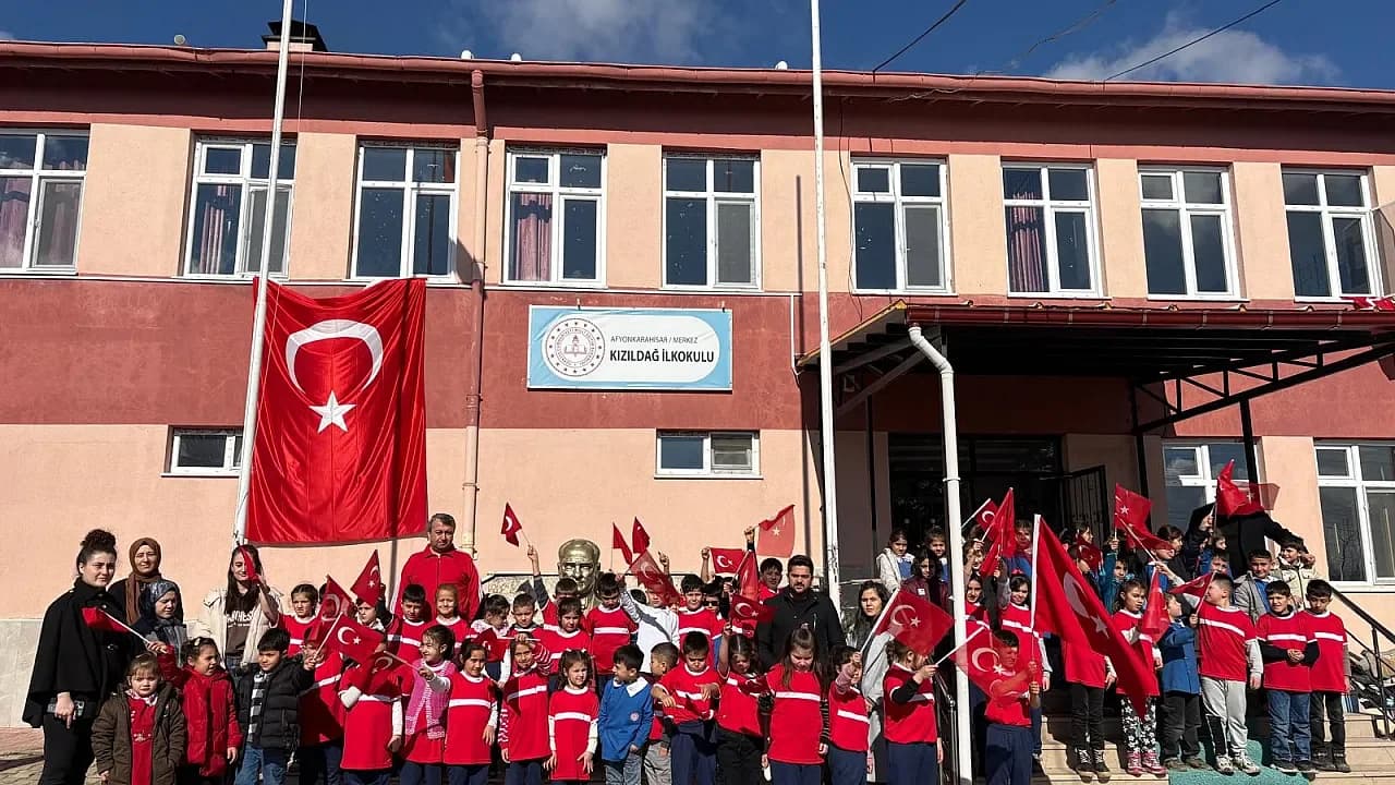 Kızıldağ İlkokulu’nda İkinci Dönem “Bayrak Sevgisi” ile Başladı
