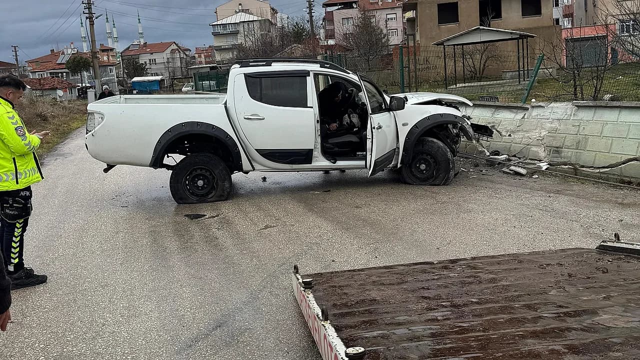 Sandıklı’da Korkutan Kaza: 5 Metrelik Refüjden Uçan Araç Duvara Çakıldı
