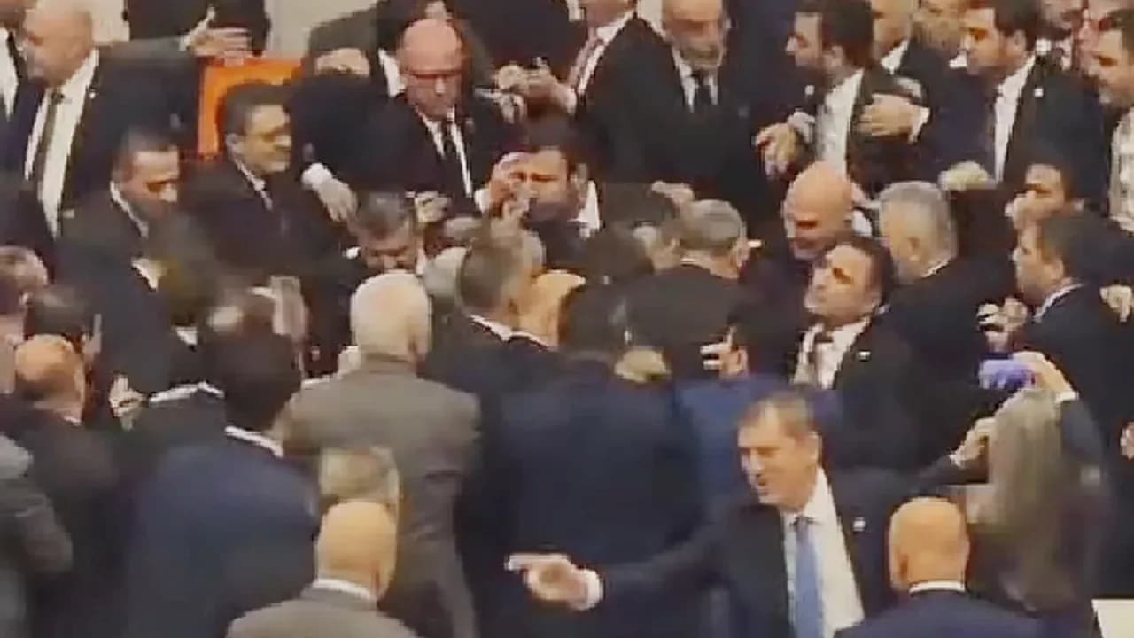 Meclis’te Tansiyon Tavan Yaptı: Afyonkarahisar Milletvekili Arslan Arbedenin Ortasında Kaldı