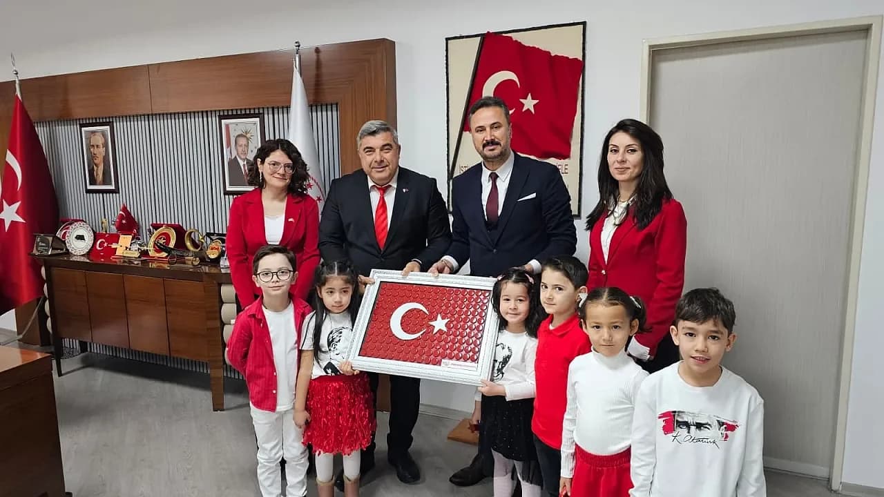 Minik Ellerden Büyük Vefa: Asım Kocabıyık Anaokulu Öğrencilerinden Anlamlı Bayrak Takdimi