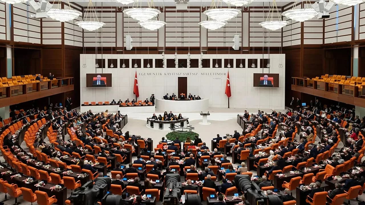 En Düşük Emekli Aylığı 20 Bin Lira Oldu: Düzenleme TBMM’den Geçti