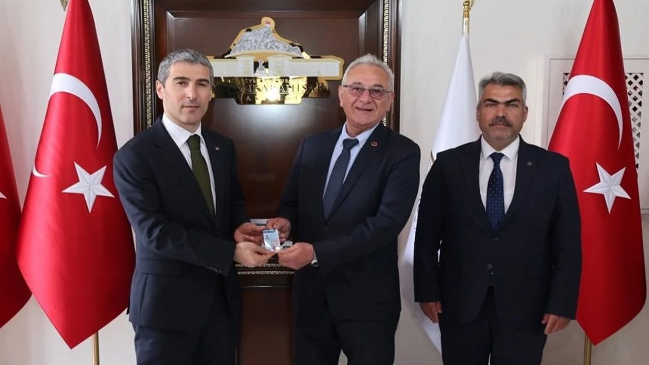 Afyonkarahisar Medyasının Çınarı Ömer Elçi'ye Sürekli Basın Kartı Gururu