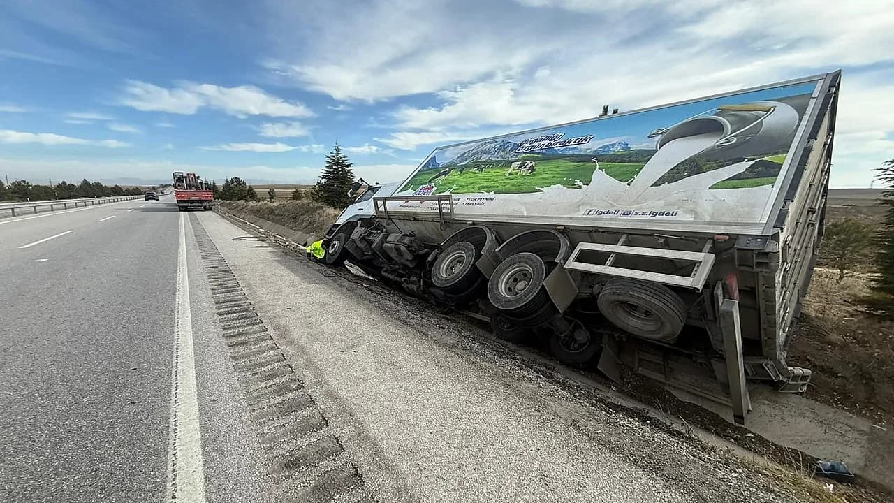 Emirdağ’da Korkutan Kaza: Peynir Yüklü Kamyon Refüje Devrildi