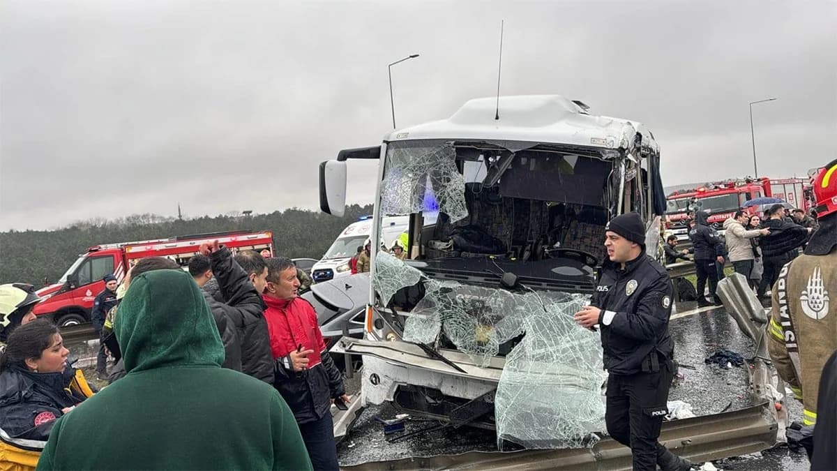 Kuzey Marmara Otoyolu'nda Polis Servisi Kaza Yaptı: 30 Yaralı