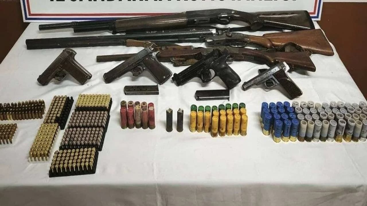 Sandıklı'da Jandarma Baskını: Çok Sayıda Ruhsatsız Silah Ele Geçirildi