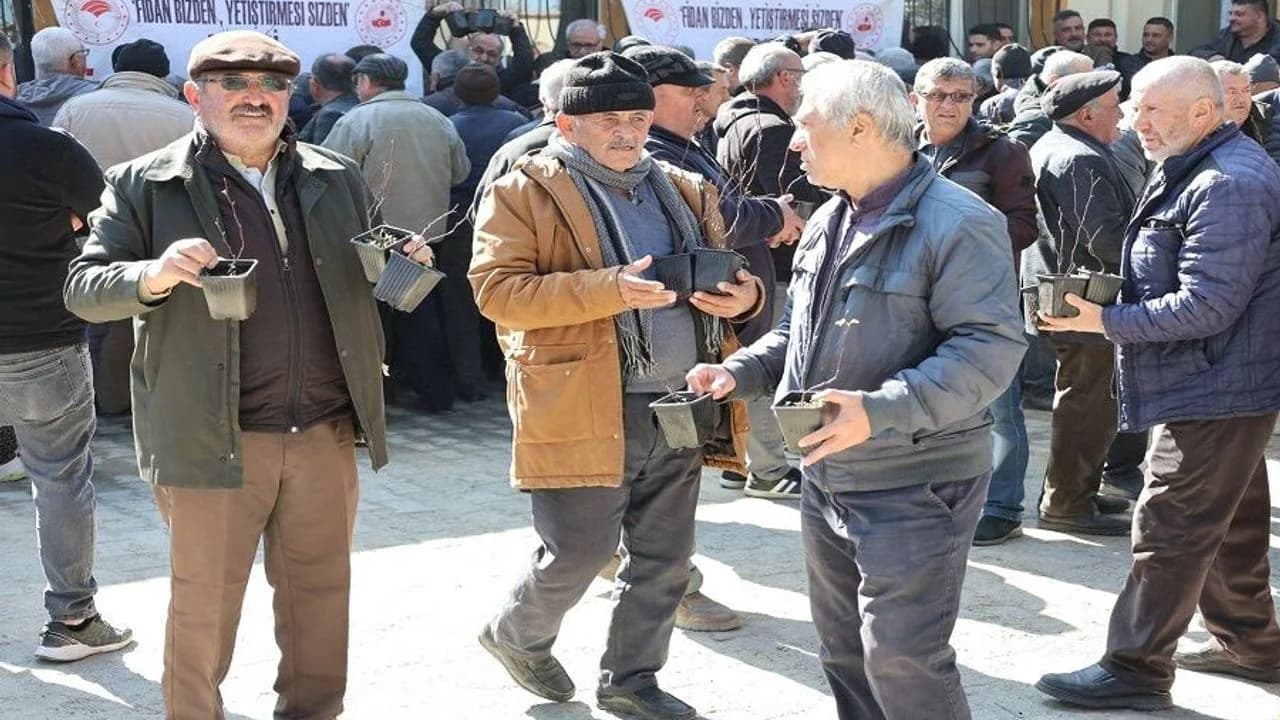 Sultandağı'nda İklim Değişikliğine Karşı Alternatif Hamle: Üreticiye 2 Bin Adet Ücretsiz Kuşburnu Fidanı
