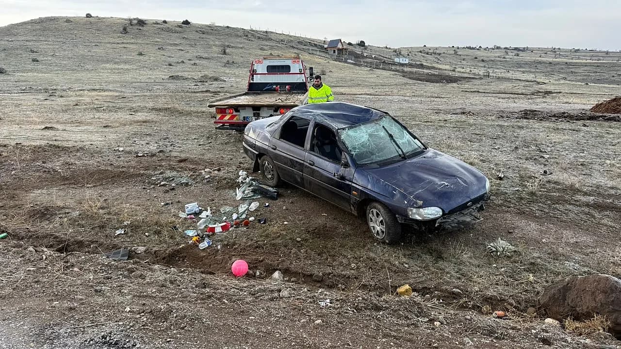 Emirdağ’da Direksiyon Hakimiyeti Kaybolan Araç Şarampole Uçtu: Biri Çocuk İki Yaralı