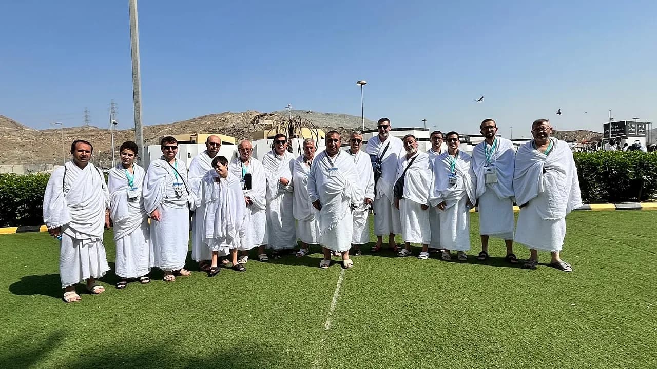 Afyonkarahisar’da Sömestr Umrecileri İçin Duygusal Karşılama: Dualarla Yurda Döndüler