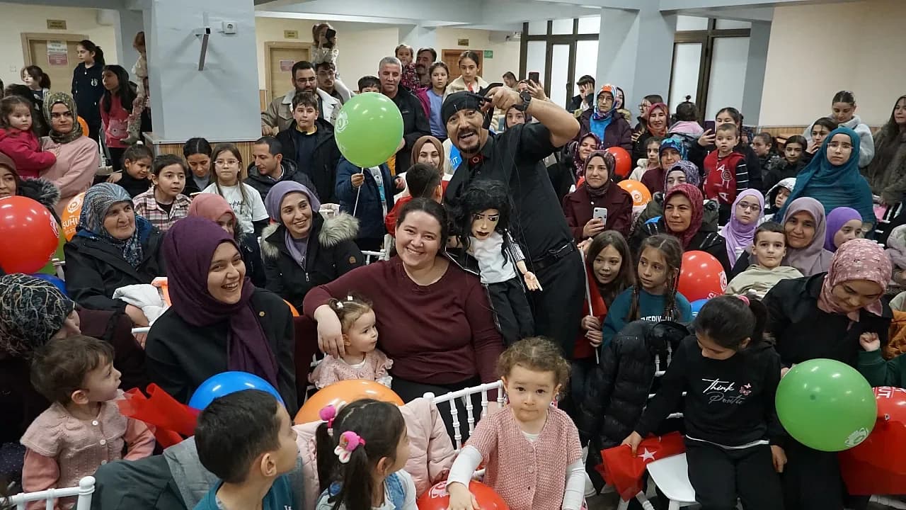 Şuhut Belediyesi’nden Ara Tatil Sürprizi: 3. Geleneksel Çocuk Şenliği Renkli Görüntülere Sahne Oldu