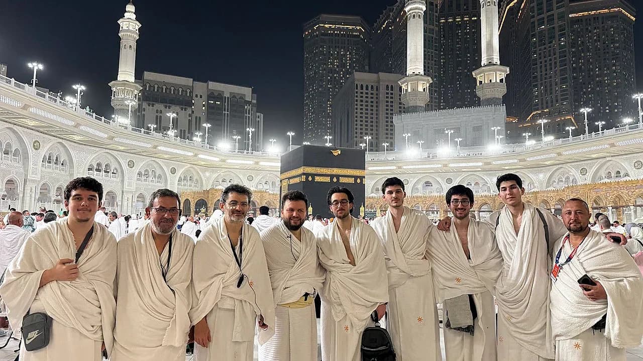 Vali Yiğitbaşı Umre Dönüşü Mesaiye Başlıyor: Kutsal Topraklarda Vatandaşlardan Yoğun İlgi